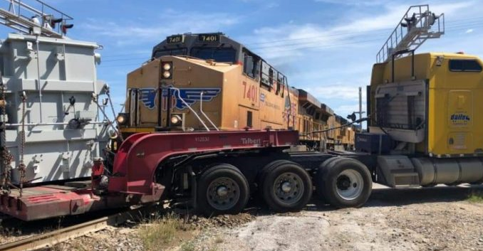 Trem atinge caminhão que emperrou em uma passagem de nível, na